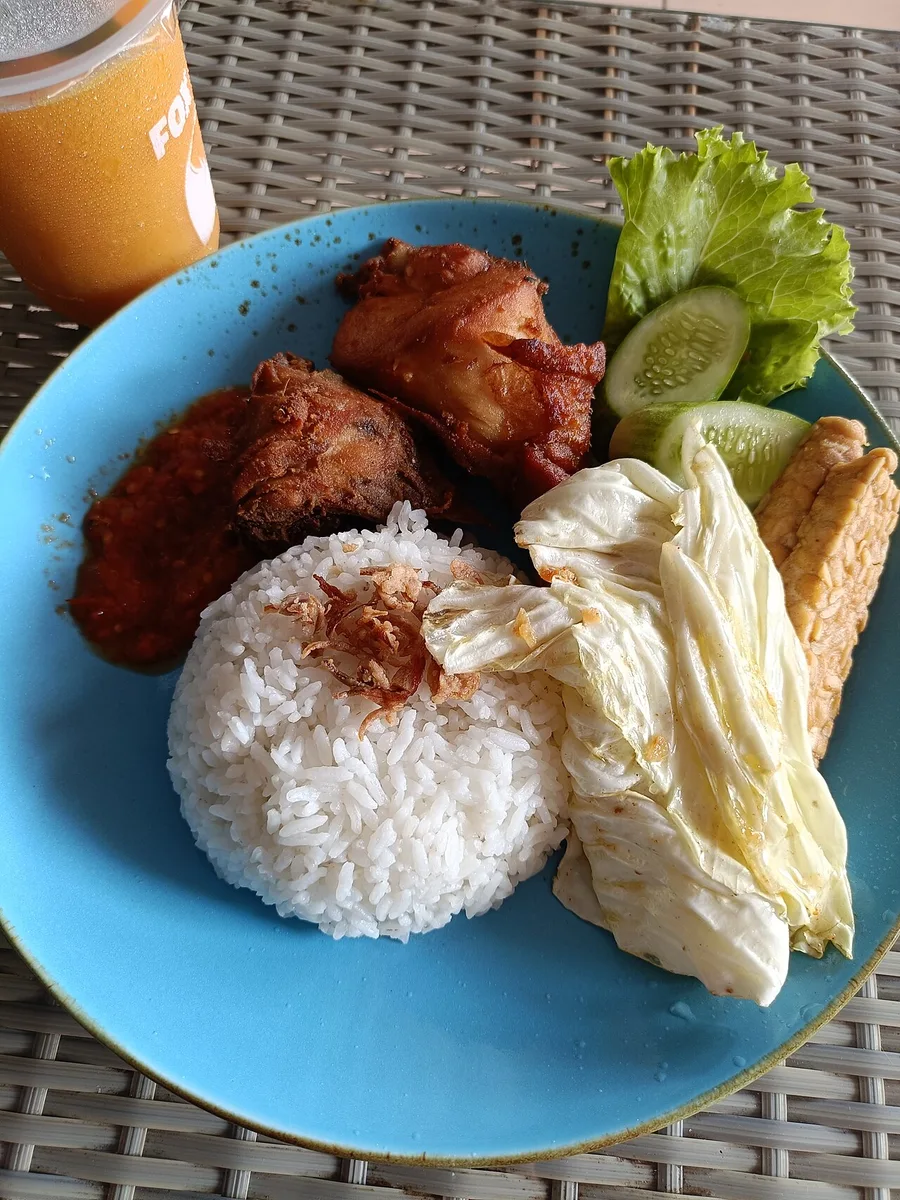 Nasi Ayam Goreng Komplit